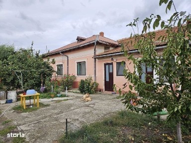 Casa cu teren mare si anexe