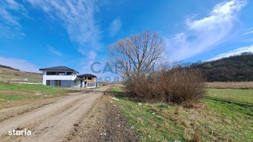 Casa superba cu garaj, aproape de padure