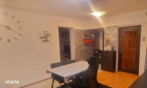Vând apartament 4 camere