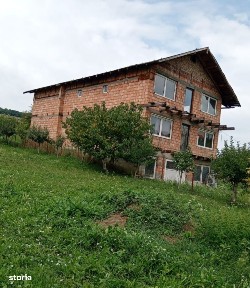 Doua case amplasate pe un teren de 1398 mp,Porumbeni