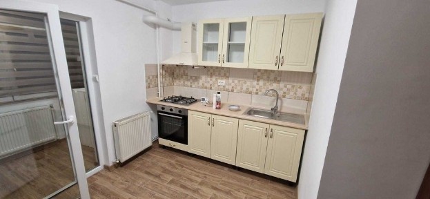 Inchiriez apartament 3 camere central