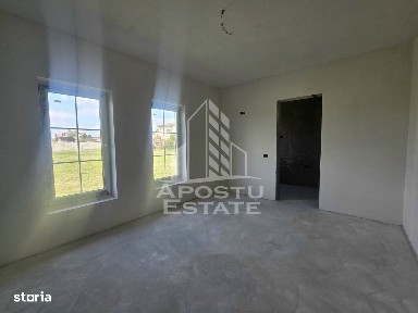 Jumatate de duplex pe parter cu 4 camere si 2 bai, Sag