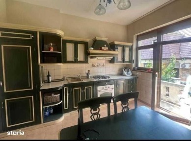 Apartament la casa, curte privata, central.
