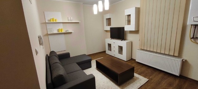 Inchiriez apartament 2 camere central cu parcare privata.