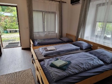 Inchiriez garsoniere cu chicineta /spalatorie /curte centru Cristian