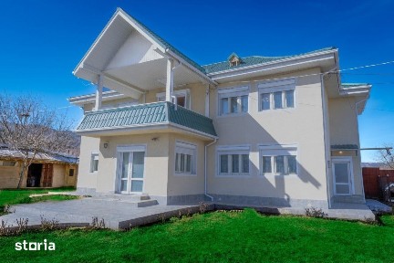 Casa cu etaj in Agas, eleganta clasica si mobila sculptata manual in l