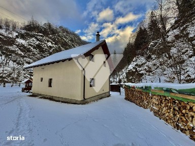 Cabana pe Raul Sadului 120 mp utili Teren 685 mp Zona montana