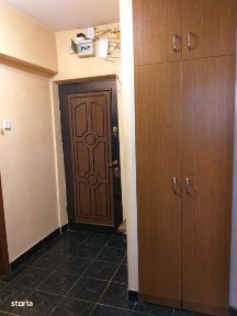 Ofer spre închiriere apartament cu 3 camere