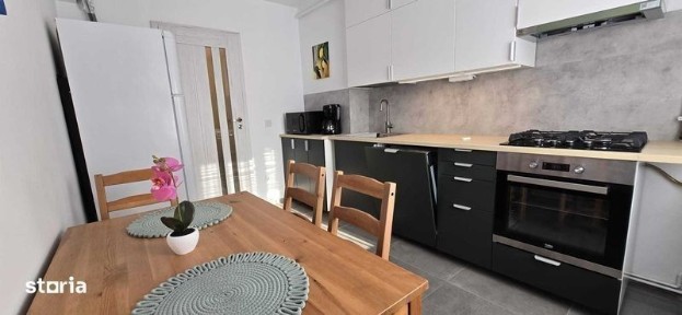 Apartament 3 camere, etaj 2/4, decomandat, 2 bai, 1982, str Malu Rosu