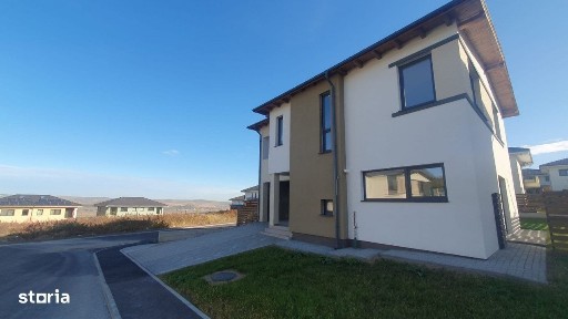 Casa individuala de inchiriat in Dezmir, strada privata