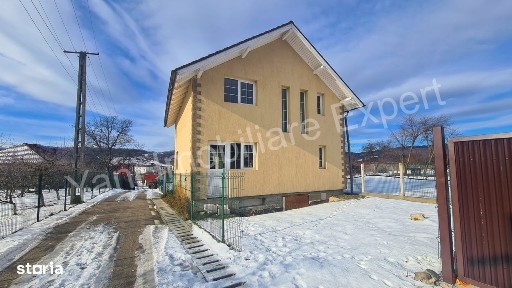 Casă de vânzare în comuna Șuici, sat Șuici, județ Argeș.