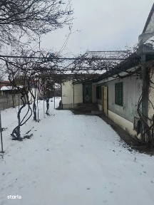 Vand casa cu 2 cladiri, curte si 2 intrari