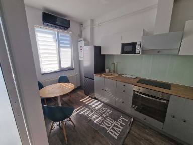 Inchiriez apartament 70m2 open space cu loc de parcare si curte