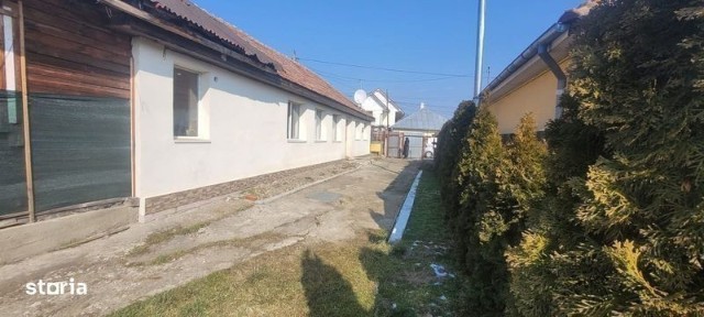 Casa de vanzare Onesti, langa blocuri.