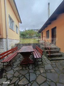 Casa de vanzare/spatiu comercial, cu 4 camere si un teren de 300 mp, c