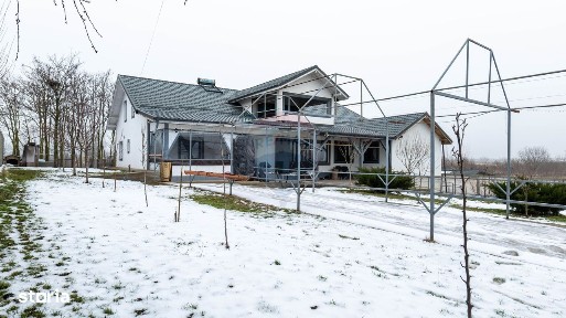 Vilă cu piscină -ideală pentru familie sau pensiune, Bacu-acces A1/A0