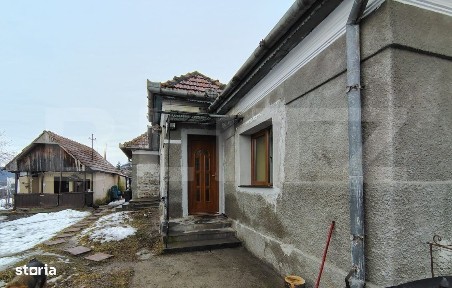Proprietate cu 2 case, una fiind traditionala, Dezmir