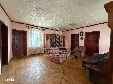 Casa individuala, cu 12 camere,5 bai, acces auto, teren 642, Girocului