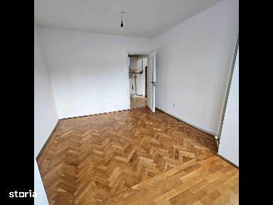 Apartament centru cu 4 camere, 2 bai, etaj 2