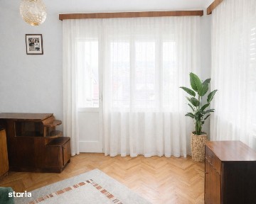 Apartament spațios 3 camere în casă de cărămidă curte verde și parcare