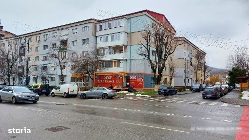 Amenajat mixt, stare foarte bună, pe b-dul Dacia în Micro5, Hunedoara