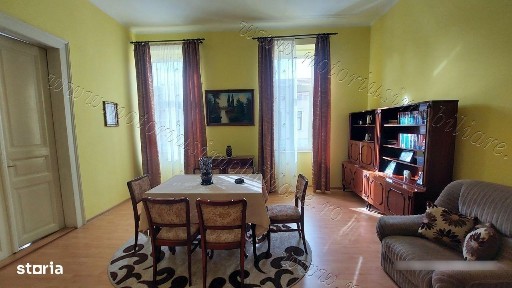 Casă în Hațeg, zonă centrală, teren generos, stare foarte bună.