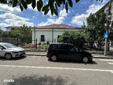 Casă cu 5 camere, mansardă și pivniță în centru