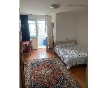 Garsoniera decomandata cu balcon zona Far