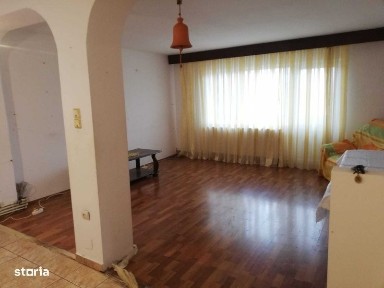 Vand apartament 3 camere cu spatiu generos