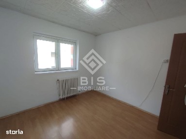 Apartament 3 camere de vanzare.