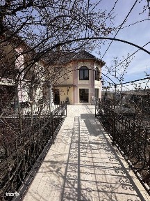 Casa spatioasa, 11 camere, 600 mp, teren 1450 mp, zona Lidl