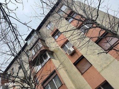 Apartament 3 camere semidecomandatandat etaj.3