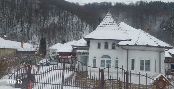 Casa de vanzare cu teren aferent