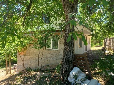 La 500 m de MĂNASTIREA VĂRATEC CASA de vanzare sau TEREN zona de maici