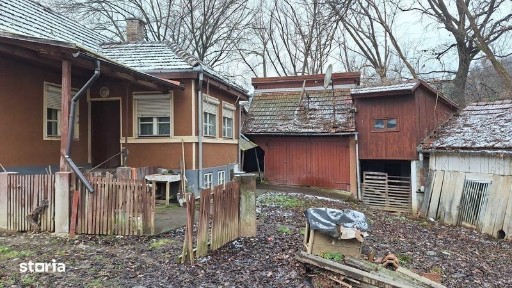 Casa de vanzare cu gradina si curte