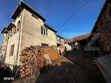 Casa cu 4 camere,baie, bucatarie,anexe.pivnita teren 2500 mp
