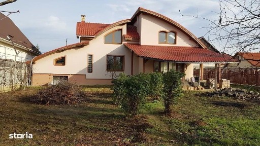 Casa 240 mp pentru familie, teren generos cu livada - liniste in Lap