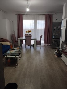 Vând apartament 3 camere cu curte propriee și 2 terase în Sântandrei