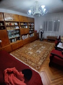 Vând apartament cu două camere decomandate Mazepa, etaj 2/4,liber.