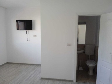 Camere la curte de inchiriat