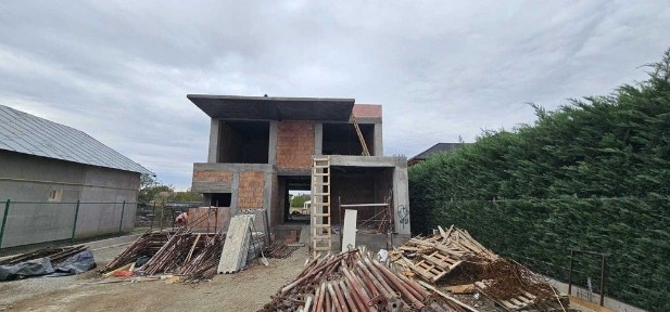 Casă la roșu, 520 mp utili, teren 1.585 mp - Strejnicu