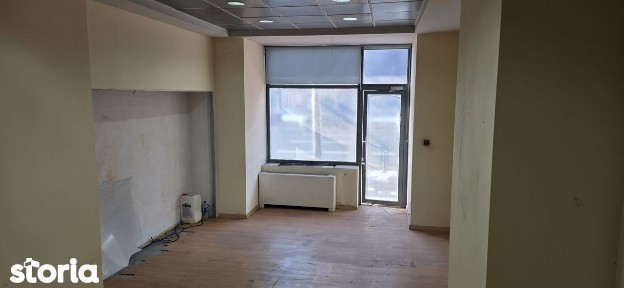 Universitate, spatiu comecial cu vad intens