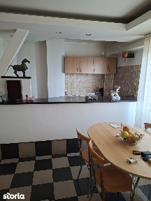 Vand apartament cu 3 camere, lift și confort sporit