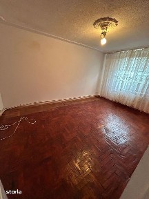 De vanzare apartament cu 3 camere cu balcon, in zona Cresei 65.000euro