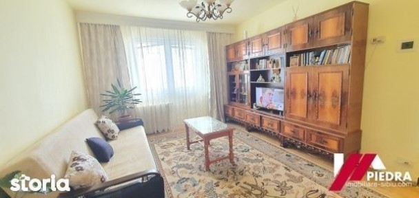 Vand apartament 2 camere, semidecomandat, zona Vasile Aaron