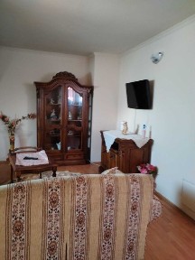 Inchiriez apartament la casa