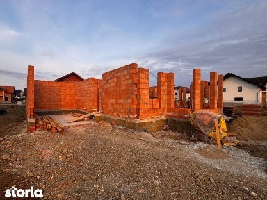 Casa la stadiul de rosu, situata in Beclean, cartier Podirei.