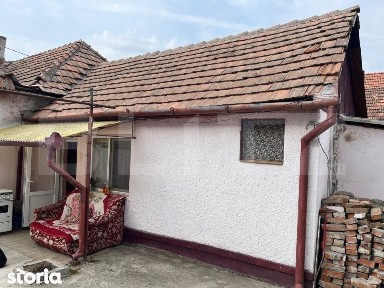 Vand casa in Oradea, intr-o zona linistita, aproape de centru comercia
