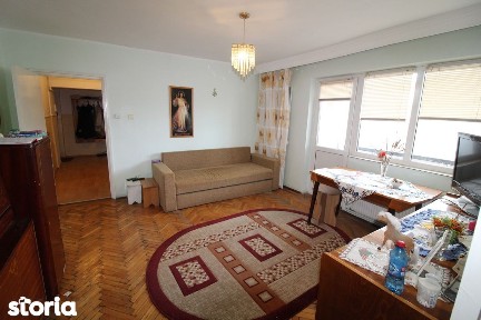 Vând apartament cu 3 camere în Călan, Central-Str.Traian, etaj 2.