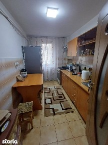 Apartament cu 3 camere și balcon,decomandat, etajul 1, zona excelenta